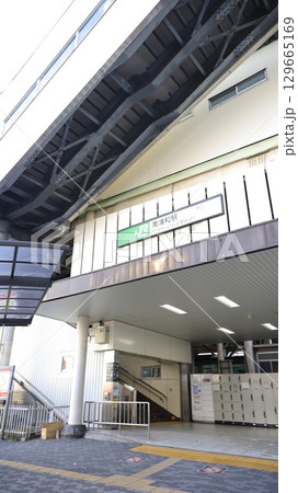 JR京浜東北線、武蔵野線の南浦和駅西口出入口、エスカレーターが設置 JR京浜東北線、武蔵野線の南浦和駅西口出入口、エスカレーターが設置 129665169