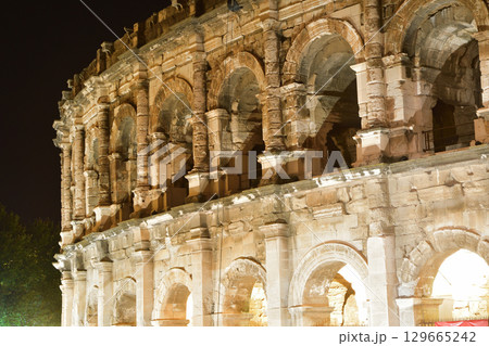 ニーム、フランス。ローマ時代の円形闘技場の夜景。2025年8月12日撮影。 129665242
