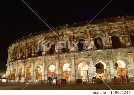 ニーム、フランス。ローマ時代の円形闘技場の夜景。2025年8月12日撮影。 129665247