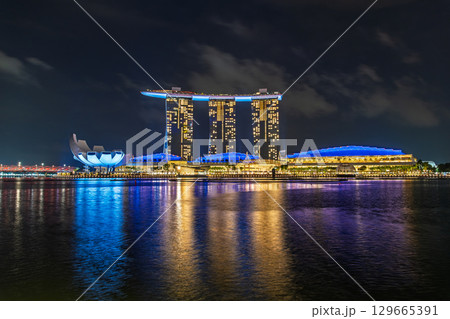 シンガポール 夜のマリーナベイ・サンズ 129665391