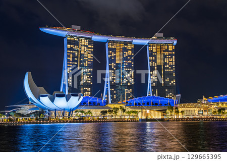 シンガポール 夜のマリーナベイ・サンズ 129665395