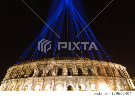 ニーム、フランス。イベントの光が漏れる、夜のローマ円形闘技場。2025年8月12日撮影。 ニーム、フランス。イベントの光が漏れる、夜のローマ円形闘技場。2025年8月12日撮影。 129665404