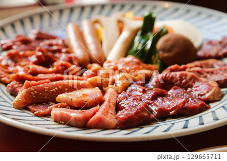 焼肉の食材盛り合わせ・牛肉・バーベキュー・和食・食材背景 焼肉の食材盛り合わせ・牛肉・バーベキュー・和食・食材背景 129665711