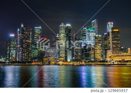 シンガポール 夜のマリーナ湾、ダウンタウン・コアの夜景 129665937