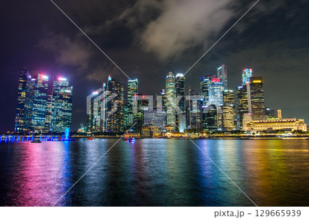 シンガポール 夜のマリーナ湾、ダウンタウン・コアの夜景 129665939