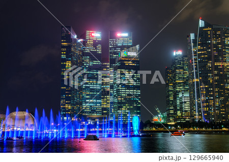 シンガポール マリーナ湾のライトアップショー、スペクトラ 129665940