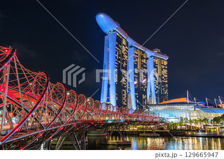 シンガポール 夜のマリーナベイ・サンズとヘリックスブリッジ 129665947