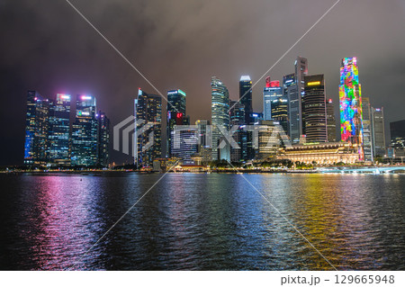 シンガポール 夜のマリーナ湾、ダウンタウン・コアの夜景 129665948