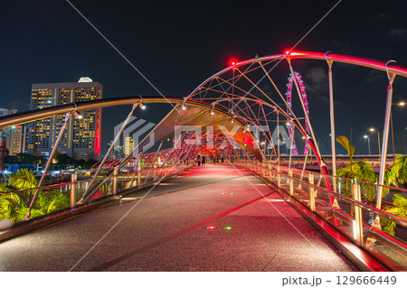 シンガポール 夜のヘリックスブリッジ 129666449