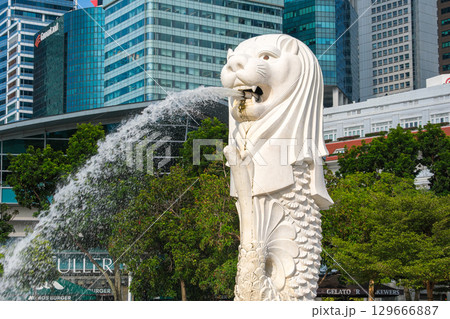 シンガポールを代表する観光名所 マーライオン像 シンガポールを代表する観光名所 マーライオン像 129666887