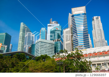 シンガポール 青空に映えるダウンタウンコアの高層ビル群 129666897