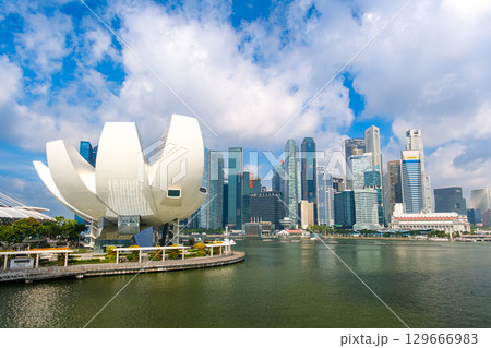 シンガポール 青空のマリーナ湾、ダウンタウン・コアの風景 129666983
