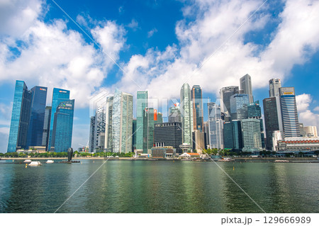 シンガポール 青空に映えるマリーナ湾、ダウンタウン・コアの高層ビル群 シンガポール 青空に映えるマリーナ湾、ダウンタウン・コアの高層ビル群 129666989