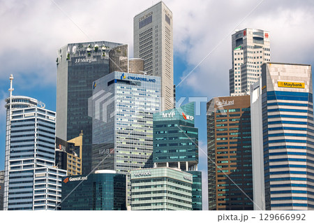 シンガポール 青空に映えるダウンタウン・コアの高層ビル群 129666992