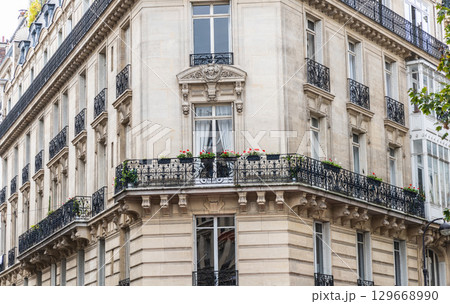 Old and expensive residential building in the city center of Paris, France Old and expensive residential building in the city center of Paris, France 129668990