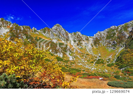 【長野県】秋の（黄葉、紅葉）した千畳敷カール 129669074