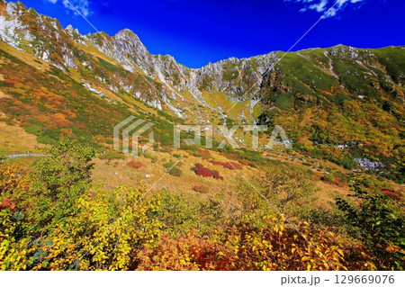 【長野県】秋の(黄葉、紅葉)した千畳敷カール 【長野県】秋の(黄葉、紅葉)した千畳敷カール 129669076