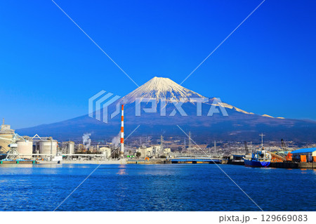 【静岡県】富士山と工業地帯 （田子の浦） 129669083