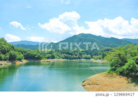 水位が低下した大塩湖 〜ダムの天端道路から真夏の湖を臨む〜 水位が低下した大塩湖 〜ダムの天端道路から真夏の湖を臨む〜 129669417