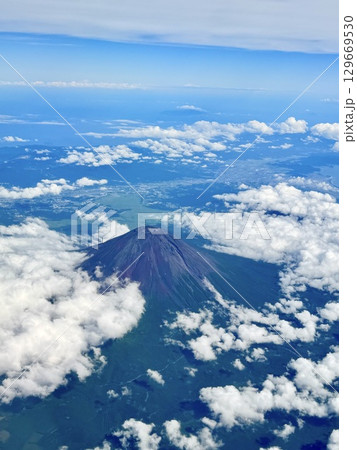 飛行機から見た風景　夏の富士山 129669530