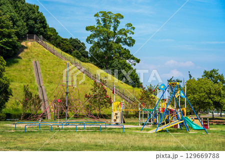 夏の市民公園《四日市南部丘陵公園 北ゾーン 遊戯広場》 夏の市民公園《四日市南部丘陵公園 北ゾーン 遊戯広場》 129669788