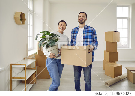 Happy young family couple moving into new apartment 129670328