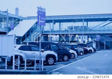 早朝、駅前の駐車場 早朝、駅前の駐車場 129671474
