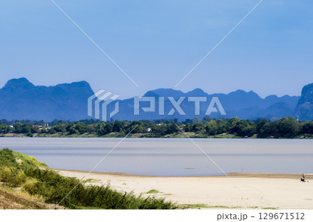 タイ東北部・ナコンパノムから望むメコン川とラオスの山々 / Nakhon Phanom タイ東北部・ナコンパノムから望むメコン川とラオスの山々 / Nakhon Phanom 129671512