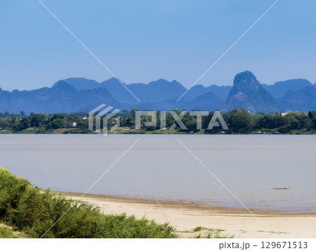 タイ東北部・ナコーンパノムから望むメコン川とラオスの山々 / Nakhon Phanom タイ東北部・ナコーンパノムから望むメコン川とラオスの山々 / Nakhon Phanom 129671513