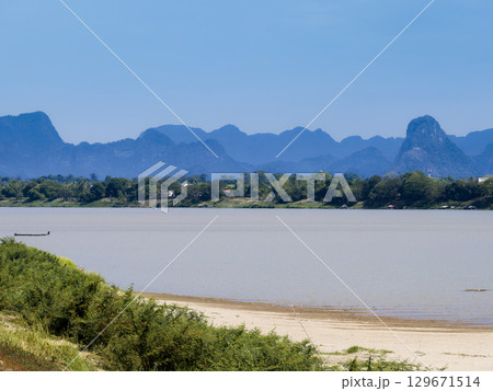タイ東北部・ナコンパノムから望むメコン川とラオスの山々 / Nakhon Phanom 129671514