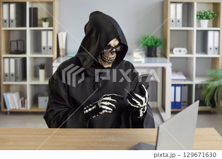 Smartphone thefts, robberies, scary dangerous...の写真素材 [129671630] - PIXTA