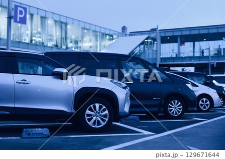 早朝、駐車場に停車する車 129671644