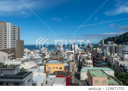 夏の熱海の街並み 夏の熱海の街並み 129671701