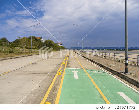 タイ東北部ナコンパノム~メコン川沿いの道路 / Nakhon Phanom, Thailand タイ東北部ナコンパノム~メコン川沿いの道路 / Nakhon Phanom, Thailand 129671772