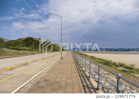 タイ東北部ナコンパノム~メコン川沿いの道路 / Nakhon Phanom, Thailand タイ東北部ナコンパノム~メコン川沿いの道路 / Nakhon Phanom, Thailand 129671774