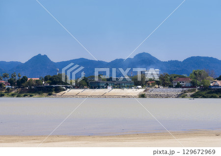 タイ・ナコンパノムからメコン川越しに望むラオス・タケクの町と山々 / Nakhon Phanom タイ・ナコンパノムからメコン川越しに望むラオス・タケクの町と山々 / Nakhon Phanom 129672969