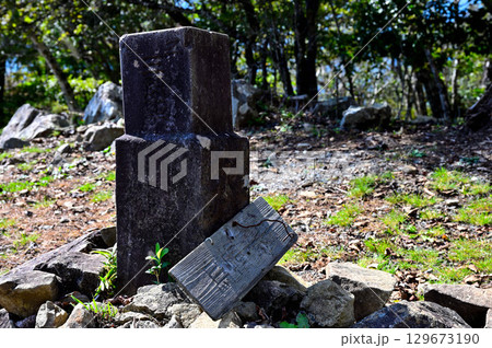 御坂山地の烏帽子岳山頂　三等三角点（烏帽子岳） 129673190