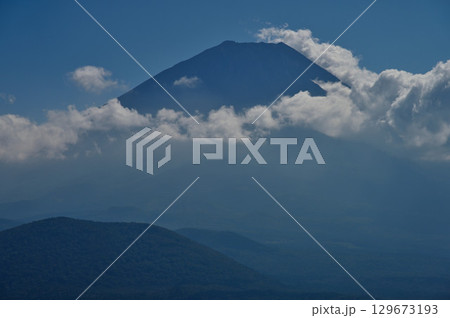 御坂山地の烏帽子岳山頂からの雲わく富士山展望 129673193