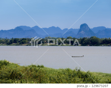タイ東北部・ナコンパノムから望むメコン川と対岸・ラオスの山々 / Nakhon Phanom 129673207