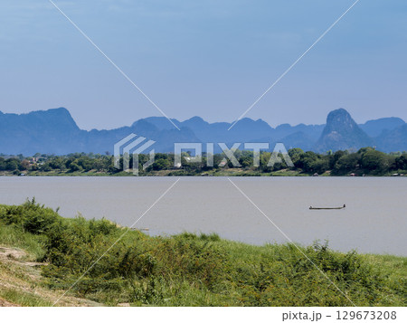 タイ東北部・ナコーンパノムから望むメコン川と対岸・ラオスの山々 / Nakhon Phanom 129673208