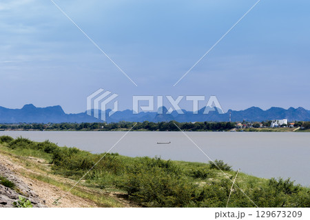 タイ東北部・ナコンパノムから望むメコン川と対岸・ラオスの山々 / Nakhon Phanom 129673209