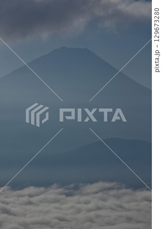 御坂山地の三方分山山頂より　低い雲に霞む富士山 129673280