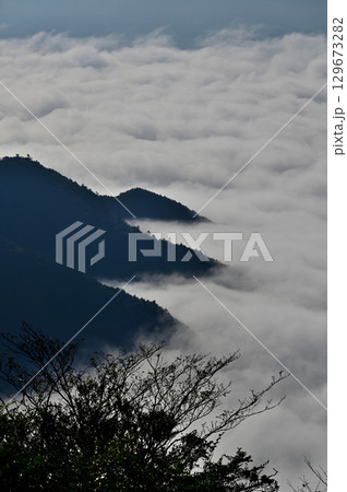 御坂山地の三方分山山頂より 霧に包まれた精進湖 御坂山地の三方分山山頂より 霧に包まれた精進湖 129673282