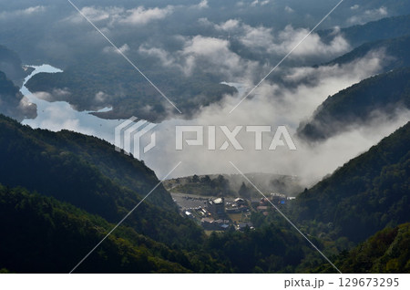 御坂山地の精進山展望台より 晴れ行く精進湖 御坂山地の精進山展望台より 晴れ行く精進湖 129673295