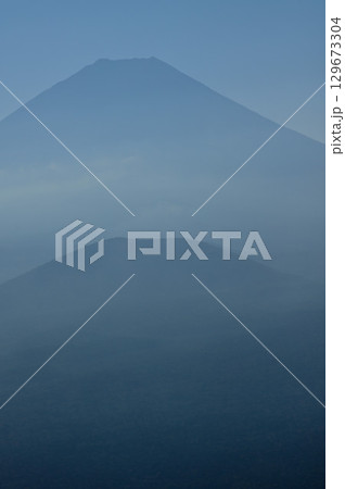 御坂山地の精進峠展望台より　子抱き富士山 129673304