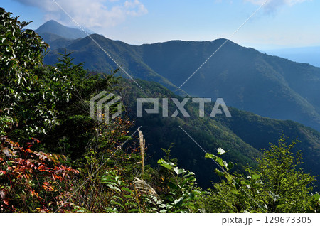 御坂山地の精進峠展望台から望む王岳 129673305