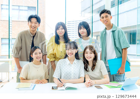 若い大学生　 129673444