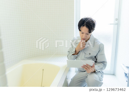 バスルームの点検をする男性作業員 129673462