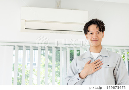 エアコン　点検　作業員 129673473