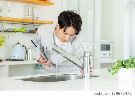 水道工事　男性 129673479